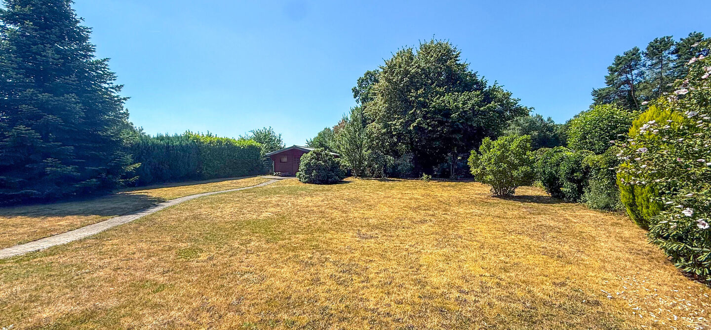 Instapklare woning met een uitzonderlijk groot perceel en een rustige ligging. Dan is deze volledig gerenoveerde gezinswoning aan de Schansweg 7 in Houthalen-Helchteren zeker een bezoek waard.

De woning bevindt zich op een prachtig perceel van maar liefs