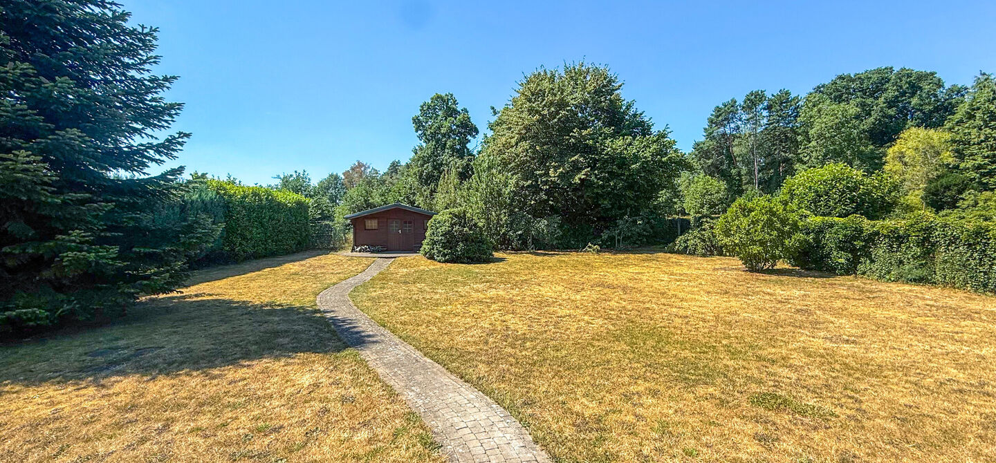 Instapklare woning met een uitzonderlijk groot perceel en een rustige ligging. Dan is deze volledig gerenoveerde gezinswoning aan de Schansweg 7 in Houthalen-Helchteren zeker een bezoek waard.

De woning bevindt zich op een prachtig perceel van maar liefs