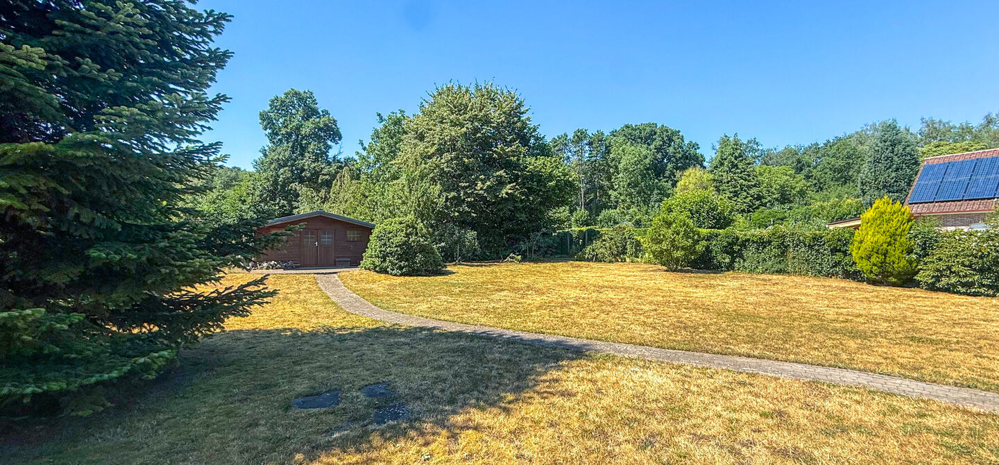 Instapklare woning met een uitzonderlijk groot perceel en een rustige ligging. Dan is deze volledig gerenoveerde gezinswoning aan de Schansweg 7 in Houthalen-Helchteren zeker een bezoek waard.

De woning bevindt zich op een prachtig perceel van maar liefs