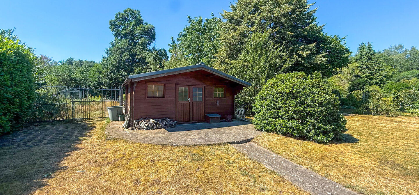 Instapklare woning met een uitzonderlijk groot perceel en een rustige ligging. Dan is deze volledig gerenoveerde gezinswoning aan de Schansweg 7 in Houthalen-Helchteren zeker een bezoek waard.

De woning bevindt zich op een prachtig perceel van maar liefs