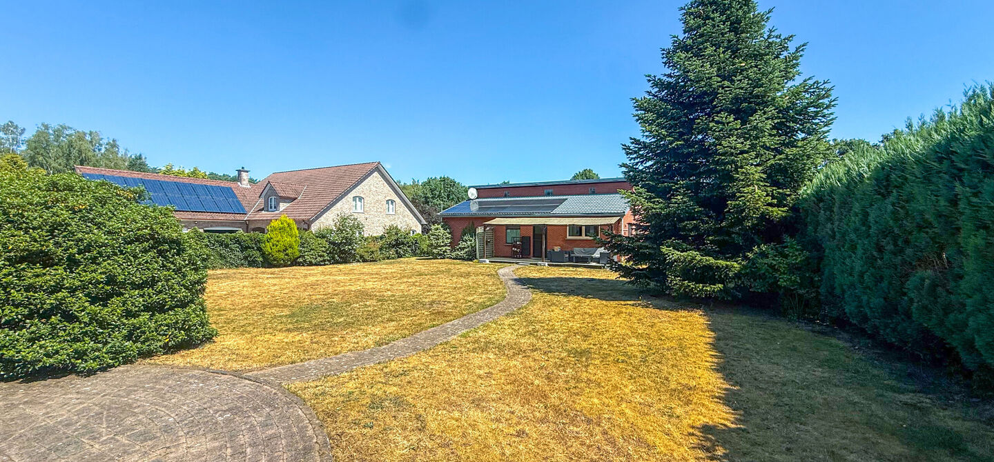 Instapklare woning met een uitzonderlijk groot perceel en een rustige ligging. Dan is deze volledig gerenoveerde gezinswoning aan de Schansweg 7 in Houthalen-Helchteren zeker een bezoek waard.

De woning bevindt zich op een prachtig perceel van maar liefs