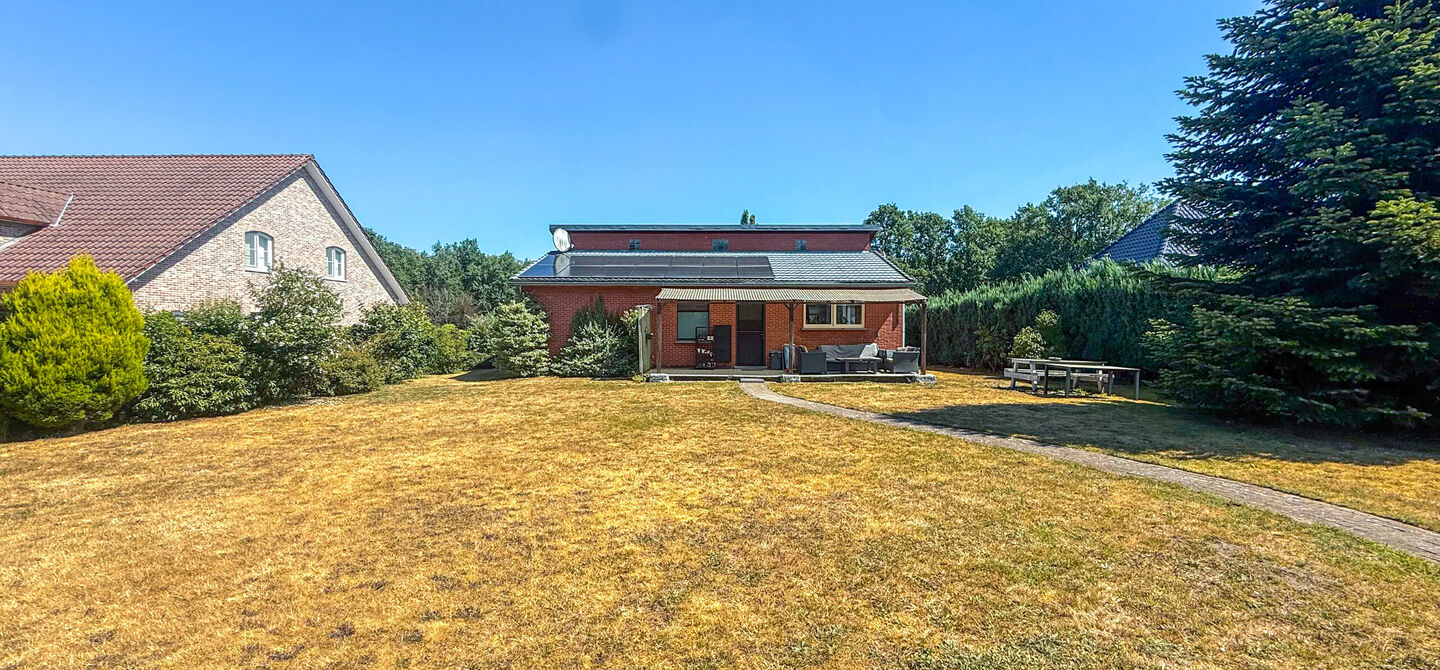 Instapklare woning met een uitzonderlijk groot perceel en een rustige ligging. Dan is deze volledig gerenoveerde gezinswoning aan de Schansweg 7 in Houthalen-Helchteren zeker een bezoek waard.

De woning bevindt zich op een prachtig perceel van maar liefs