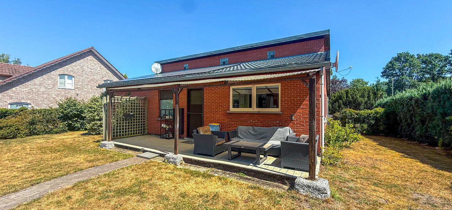 Instapklare woning met een uitzonderlijk groot perceel en een rustige ligging. Dan is deze volledig gerenoveerde gezinswoning aan de Schansweg 7 in Houthalen-Helchteren zeker een bezoek waard.

De woning bevindt zich op een prachtig perceel van maar liefs