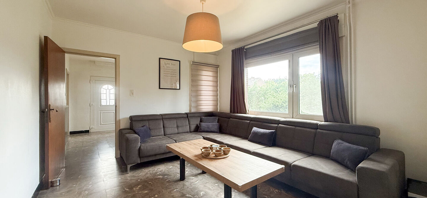Bij ImmoFusion 7/7 &ldquo;open huis&rdquo; : klik op onze 3D-TOUR.
Ervaar vastgoed alsof je er zelf doorloopt!



Welkom in deze ruime gezinswoning gelegen in de Kerkstraat 10 te Houthalen-Helchteren. Deze woning biedt bijzonder veel leefruimte, een praktische in