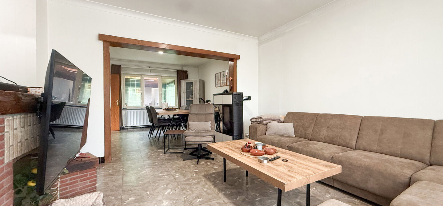 Bij ImmoFusion 7/7 &ldquo;open huis&rdquo; : klik op onze 3D-TOUR.
Ervaar vastgoed alsof je er zelf doorloopt!



Welkom in deze ruime gezinswoning gelegen in de Kerkstraat 10 te Houthalen-Helchteren. Deze woning biedt bijzonder veel leefruimte, een praktische in