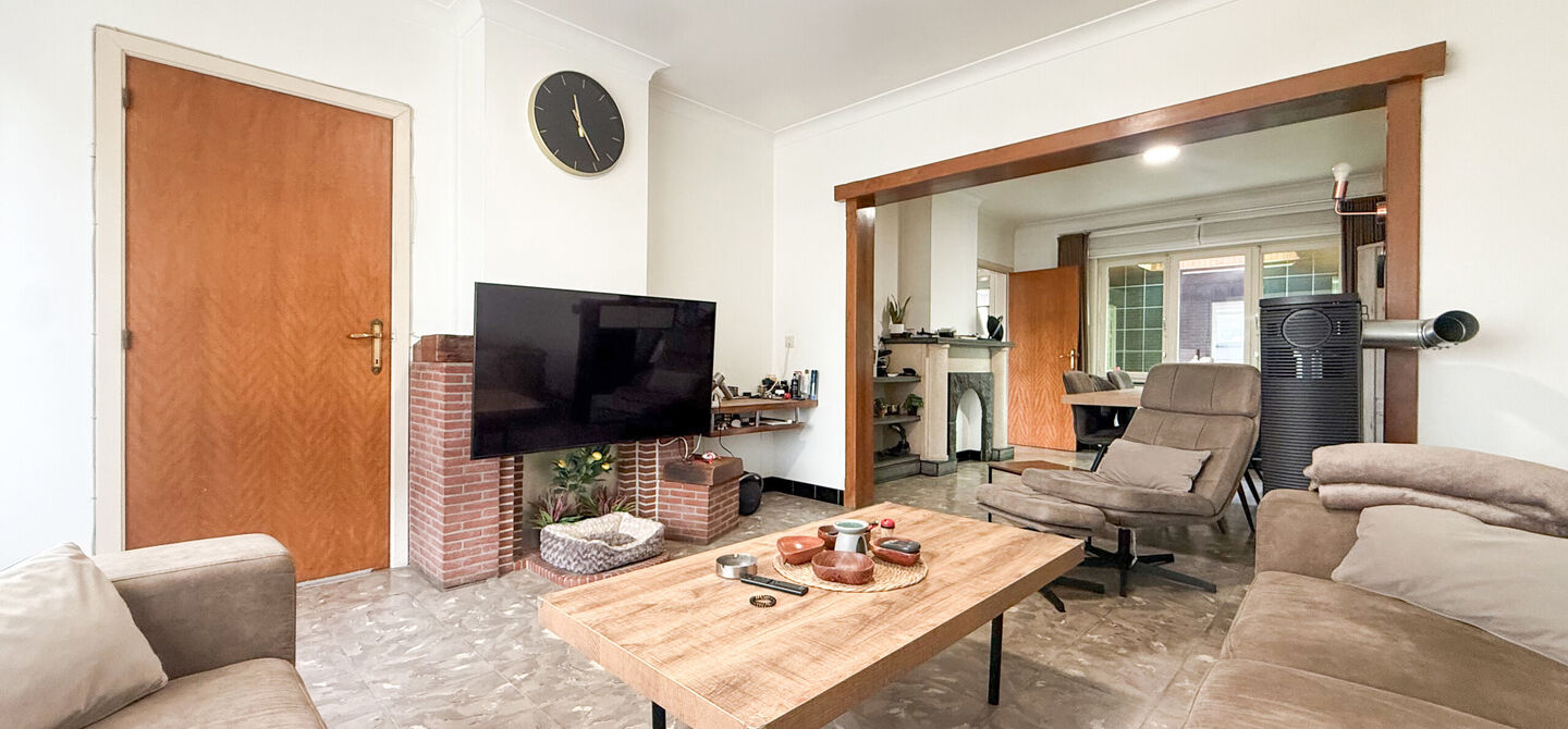 Bij ImmoFusion 7/7 &ldquo;open huis&rdquo; : klik op onze 3D-TOUR.
Ervaar vastgoed alsof je er zelf doorloopt!



Welkom in deze ruime gezinswoning gelegen in de Kerkstraat 10 te Houthalen-Helchteren. Deze woning biedt bijzonder veel leefruimte, een praktische in