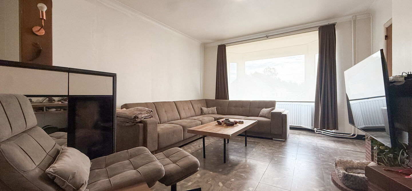 Bij ImmoFusion 7/7 &ldquo;open huis&rdquo; : klik op onze 3D-TOUR.
Ervaar vastgoed alsof je er zelf doorloopt!



Welkom in deze ruime gezinswoning gelegen in de Kerkstraat 10 te Houthalen-Helchteren. Deze woning biedt bijzonder veel leefruimte, een praktische in
