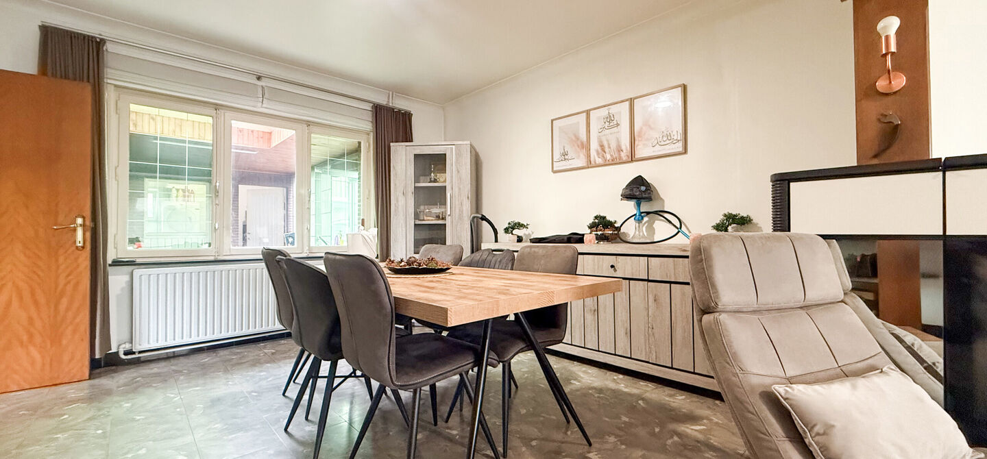 Bij ImmoFusion 7/7 &ldquo;open huis&rdquo; : klik op onze 3D-TOUR.
Ervaar vastgoed alsof je er zelf doorloopt!



Welkom in deze ruime gezinswoning gelegen in de Kerkstraat 10 te Houthalen-Helchteren. Deze woning biedt bijzonder veel leefruimte, een praktische in