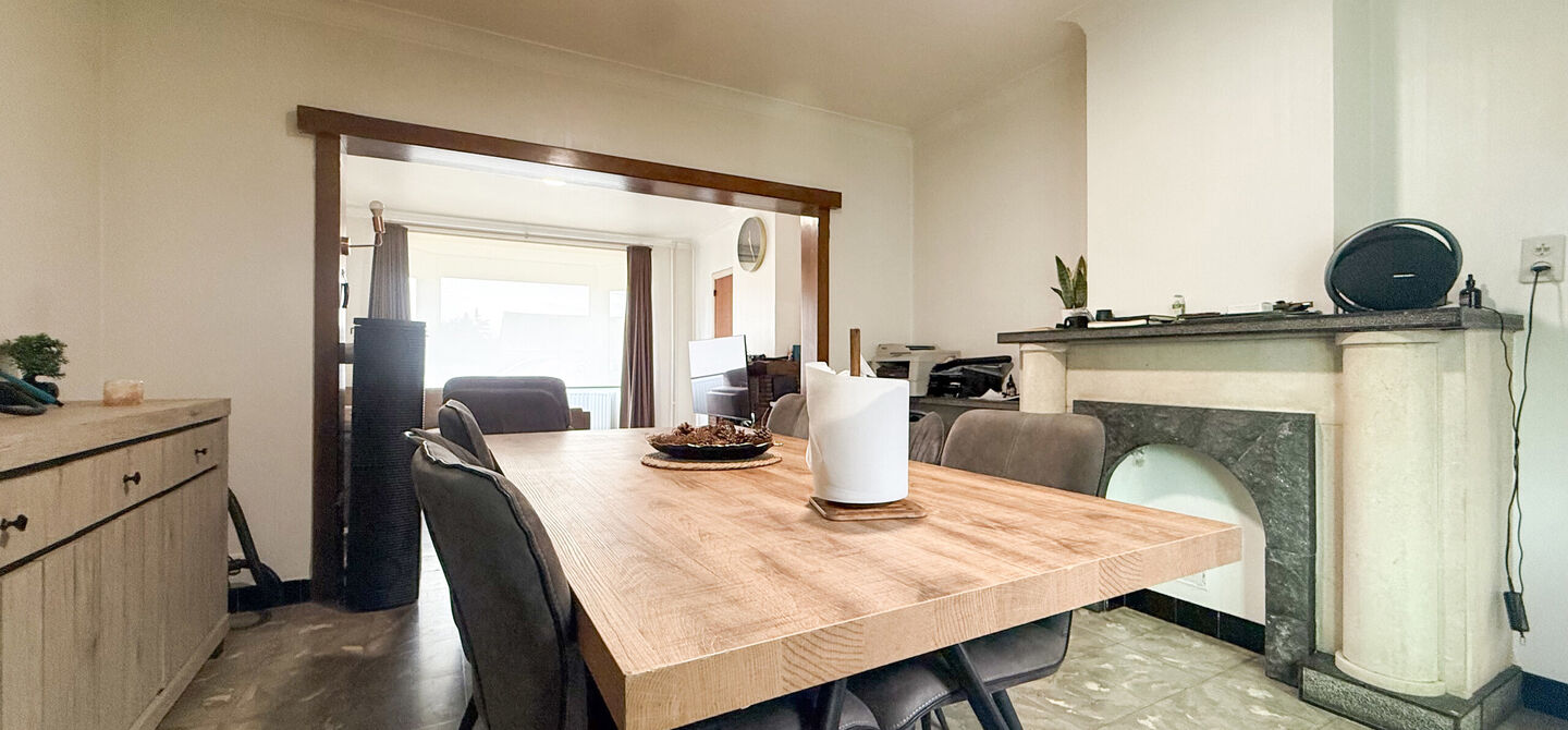 Bij ImmoFusion 7/7 &ldquo;open huis&rdquo; : klik op onze 3D-TOUR.
Ervaar vastgoed alsof je er zelf doorloopt!



Welkom in deze ruime gezinswoning gelegen in de Kerkstraat 10 te Houthalen-Helchteren. Deze woning biedt bijzonder veel leefruimte, een praktische in