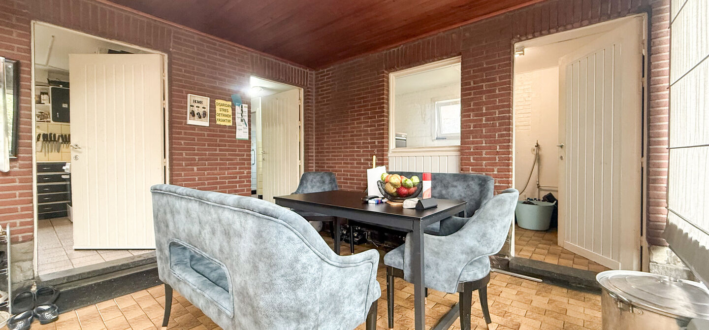 Bij ImmoFusion 7/7 &ldquo;open huis&rdquo; : klik op onze 3D-TOUR.
Ervaar vastgoed alsof je er zelf doorloopt!



Welkom in deze ruime gezinswoning gelegen in de Kerkstraat 10 te Houthalen-Helchteren. Deze woning biedt bijzonder veel leefruimte, een praktische in