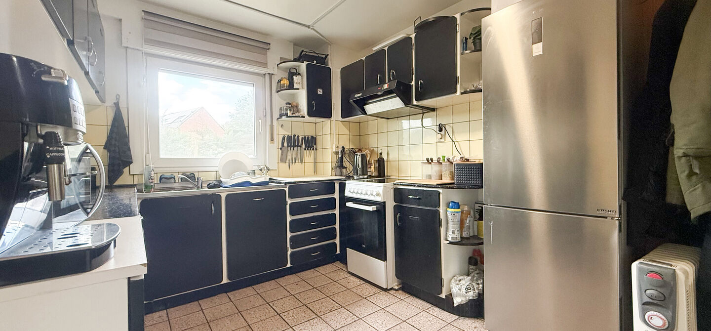 Bij ImmoFusion 7/7 &ldquo;open huis&rdquo; : klik op onze 3D-TOUR.
Ervaar vastgoed alsof je er zelf doorloopt!



Welkom in deze ruime gezinswoning gelegen in de Kerkstraat 10 te Houthalen-Helchteren. Deze woning biedt bijzonder veel leefruimte, een praktische in