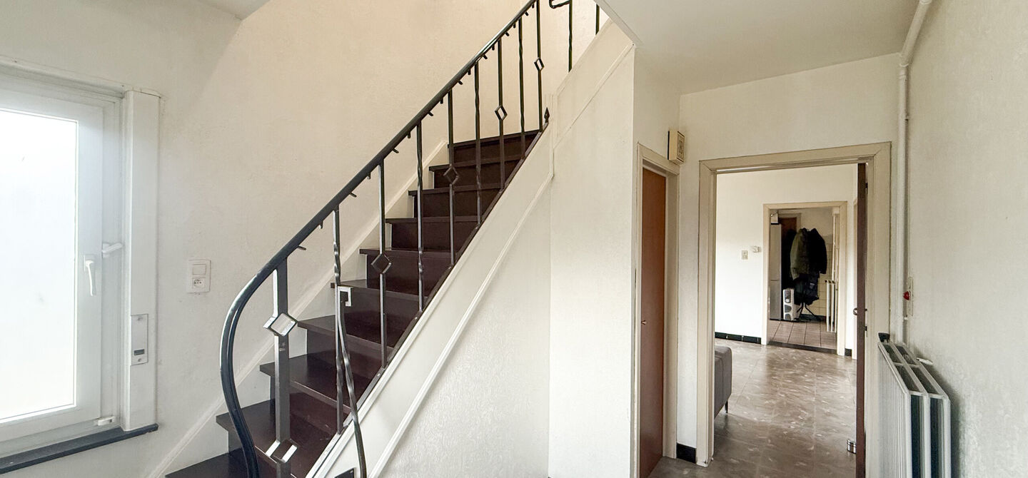 Bij ImmoFusion 7/7 &ldquo;open huis&rdquo; : klik op onze 3D-TOUR.
Ervaar vastgoed alsof je er zelf doorloopt!



Welkom in deze ruime gezinswoning gelegen in de Kerkstraat 10 te Houthalen-Helchteren. Deze woning biedt bijzonder veel leefruimte, een praktische in