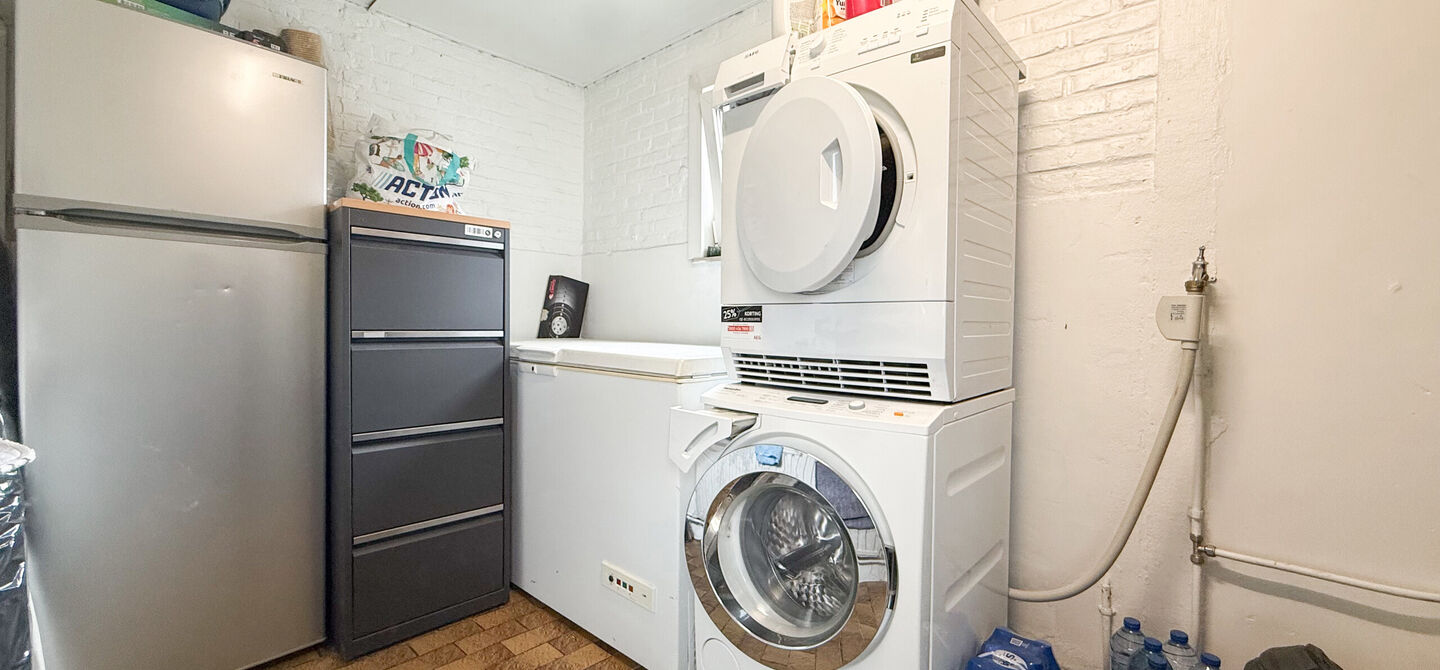 Bij ImmoFusion 7/7 &ldquo;open huis&rdquo; : klik op onze 3D-TOUR.
Ervaar vastgoed alsof je er zelf doorloopt!



Welkom in deze ruime gezinswoning gelegen in de Kerkstraat 10 te Houthalen-Helchteren. Deze woning biedt bijzonder veel leefruimte, een praktische in