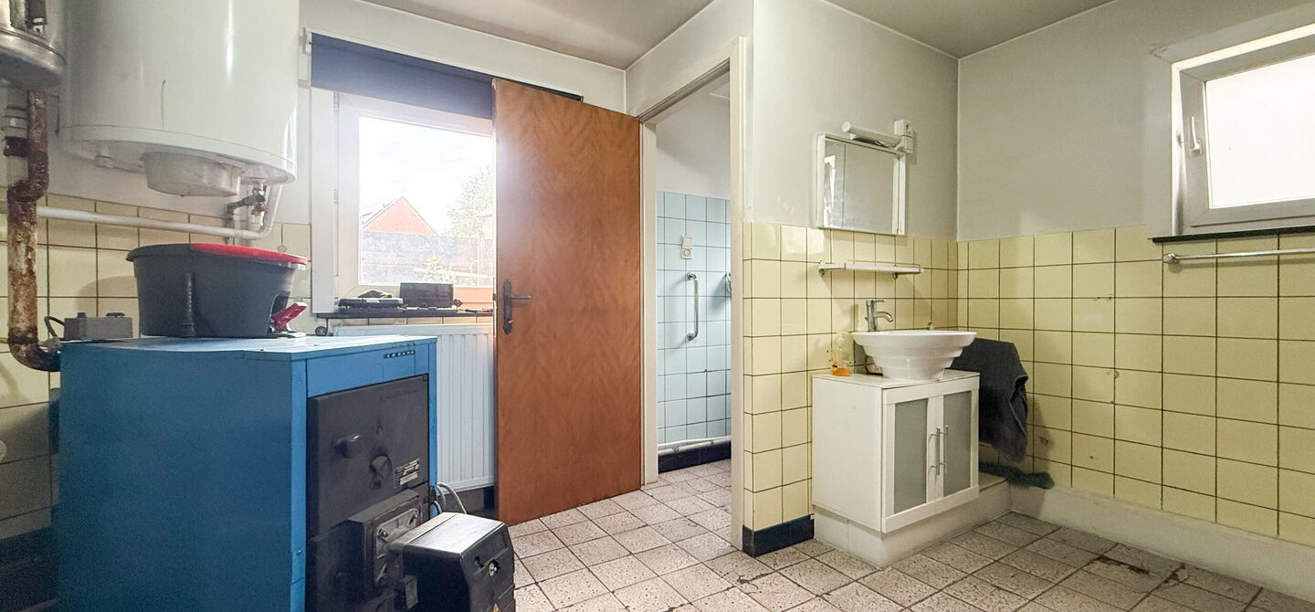 Bij ImmoFusion 7/7 &ldquo;open huis&rdquo; : klik op onze 3D-TOUR.
Ervaar vastgoed alsof je er zelf doorloopt!



Welkom in deze ruime gezinswoning gelegen in de Kerkstraat 10 te Houthalen-Helchteren. Deze woning biedt bijzonder veel leefruimte, een praktische in