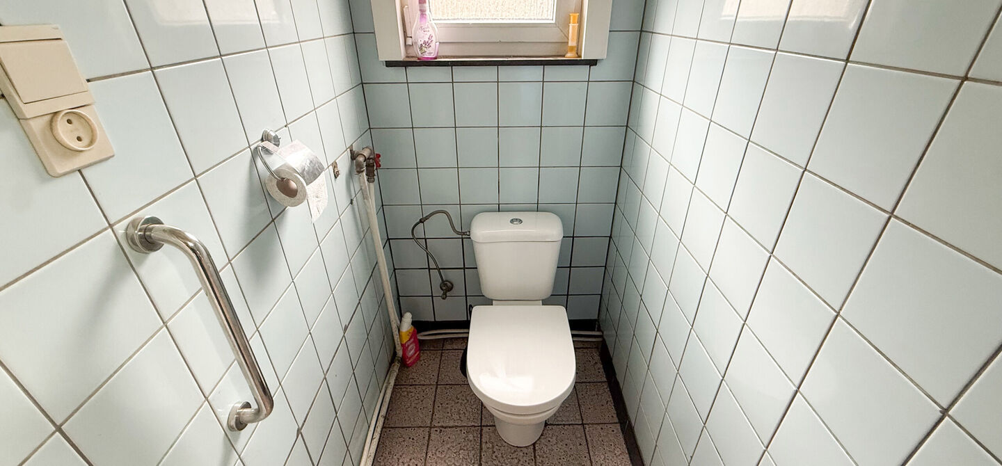 Bij ImmoFusion 7/7 &ldquo;open huis&rdquo; : klik op onze 3D-TOUR.
Ervaar vastgoed alsof je er zelf doorloopt!



Welkom in deze ruime gezinswoning gelegen in de Kerkstraat 10 te Houthalen-Helchteren. Deze woning biedt bijzonder veel leefruimte, een praktische in