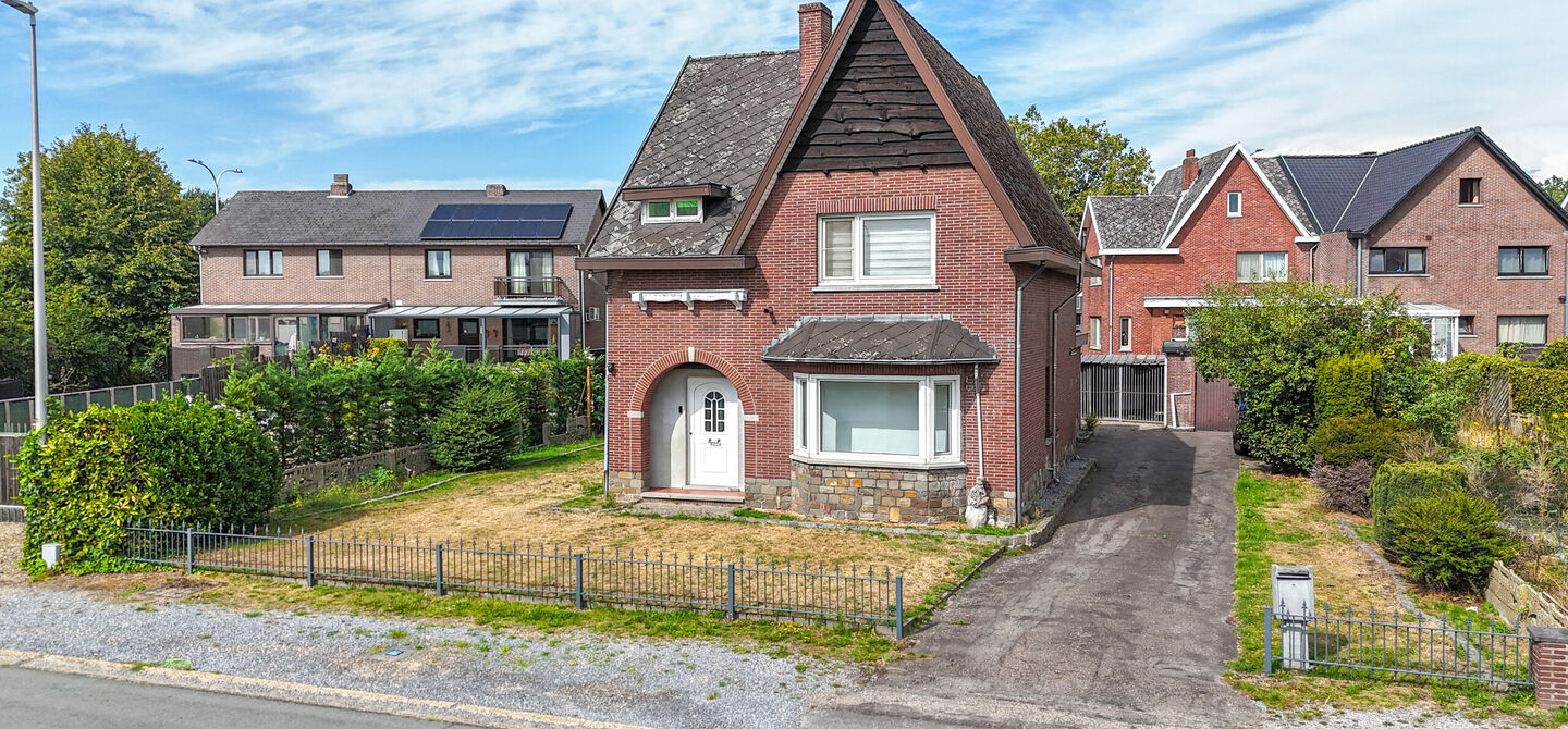 Bij ImmoFusion 7/7 &ldquo;open huis&rdquo; : klik op onze 3D-TOUR.
Ervaar vastgoed alsof je er zelf doorloopt!



Welkom in deze ruime gezinswoning gelegen in de Kerkstraat 10 te Houthalen-Helchteren. Deze woning biedt bijzonder veel leefruimte, een praktische in