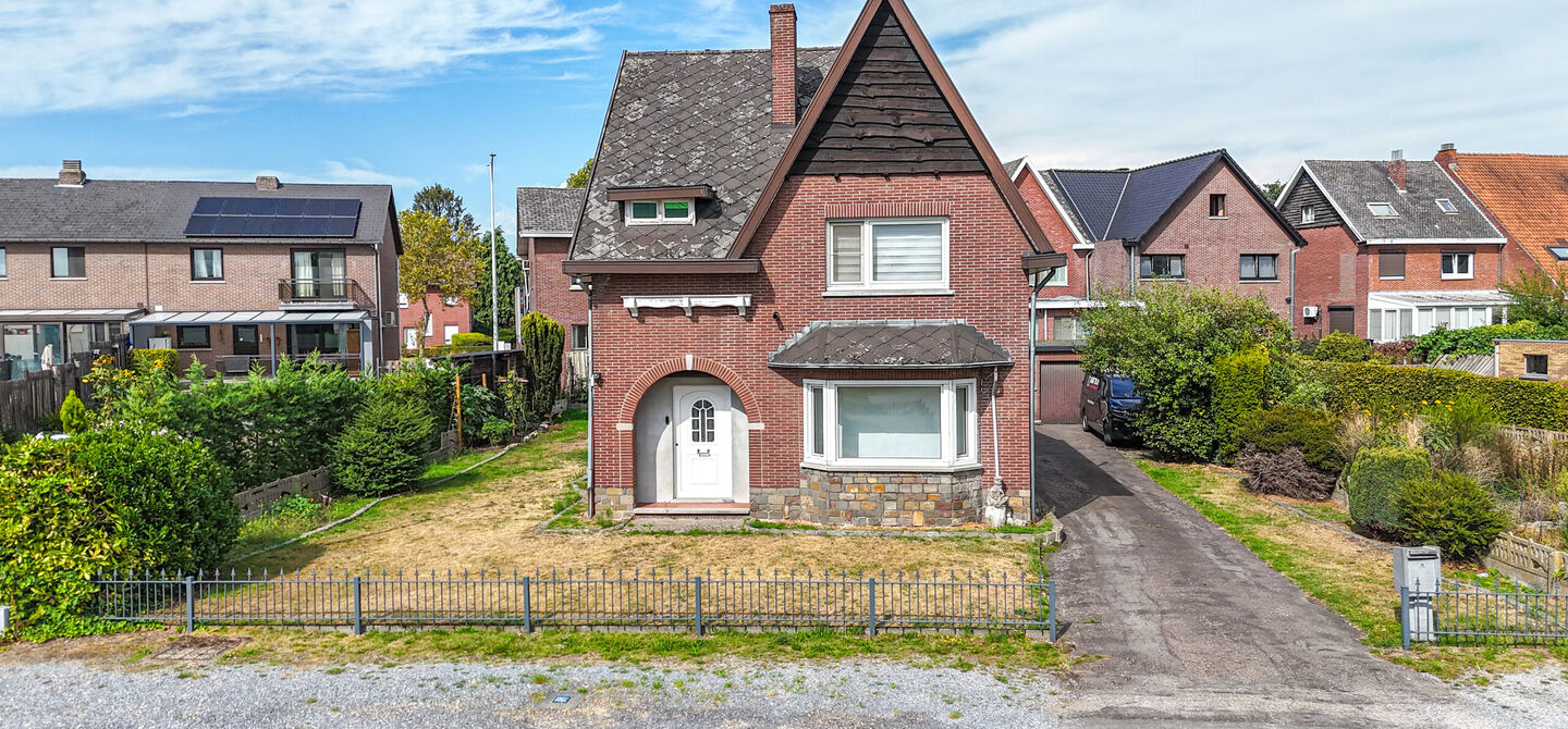 Bij ImmoFusion 7/7 &ldquo;open huis&rdquo; : klik op onze 3D-TOUR.
Ervaar vastgoed alsof je er zelf doorloopt!



Welkom in deze ruime gezinswoning gelegen in de Kerkstraat 10 te Houthalen-Helchteren. Deze woning biedt bijzonder veel leefruimte, een praktische in