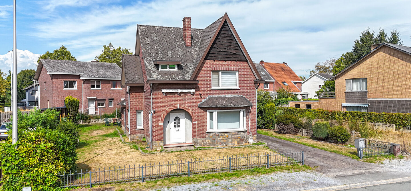 Bij ImmoFusion 7/7 &ldquo;open huis&rdquo; : klik op onze 3D-TOUR.
Ervaar vastgoed alsof je er zelf doorloopt!



Welkom in deze ruime gezinswoning gelegen in de Kerkstraat 10 te Houthalen-Helchteren. Deze woning biedt bijzonder veel leefruimte, een praktische in