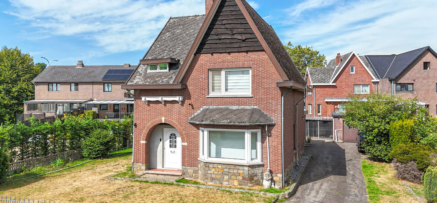 Bij ImmoFusion 7/7 &ldquo;open huis&rdquo; : klik op onze 3D-TOUR.
Ervaar vastgoed alsof je er zelf doorloopt!



Welkom in deze ruime gezinswoning gelegen in de Kerkstraat 10 te Houthalen-Helchteren. Deze woning biedt bijzonder veel leefruimte, een praktische in