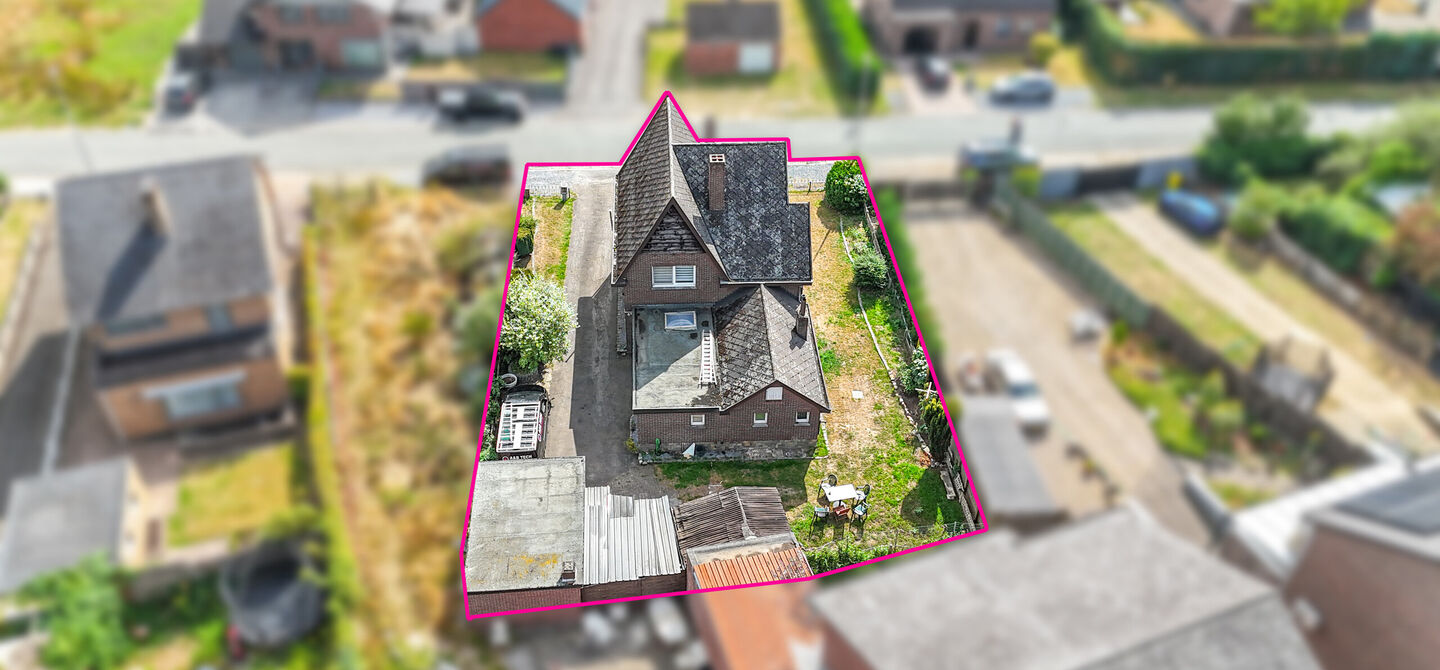 Bij ImmoFusion 7/7 &ldquo;open huis&rdquo; : klik op onze 3D-TOUR.
Ervaar vastgoed alsof je er zelf doorloopt!



Welkom in deze ruime gezinswoning gelegen in de Kerkstraat 10 te Houthalen-Helchteren. Deze woning biedt bijzonder veel leefruimte, een praktische in