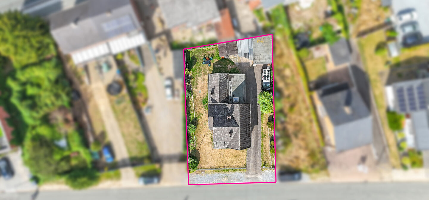 Bij ImmoFusion 7/7 &ldquo;open huis&rdquo; : klik op onze 3D-TOUR.
Ervaar vastgoed alsof je er zelf doorloopt!



Welkom in deze ruime gezinswoning gelegen in de Kerkstraat 10 te Houthalen-Helchteren. Deze woning biedt bijzonder veel leefruimte, een praktische in