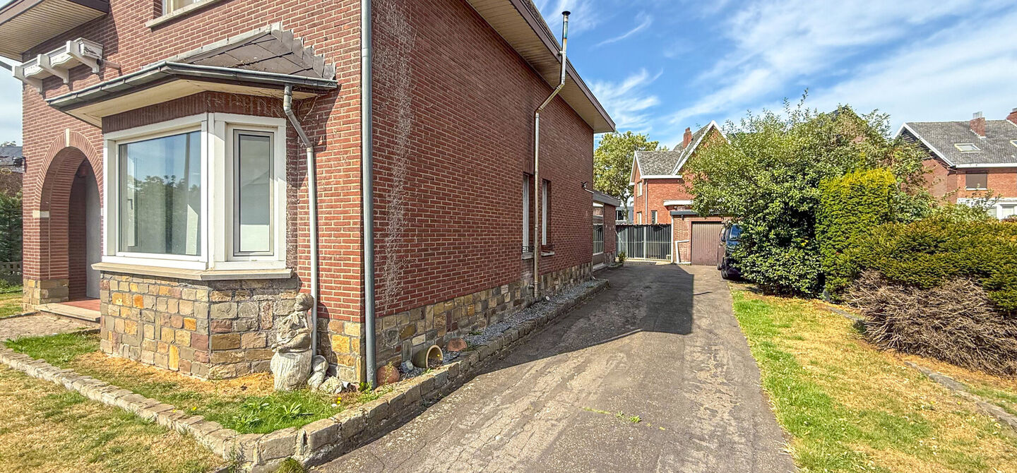 Bij ImmoFusion 7/7 &ldquo;open huis&rdquo; : klik op onze 3D-TOUR.
Ervaar vastgoed alsof je er zelf doorloopt!



Welkom in deze ruime gezinswoning gelegen in de Kerkstraat 10 te Houthalen-Helchteren. Deze woning biedt bijzonder veel leefruimte, een praktische in