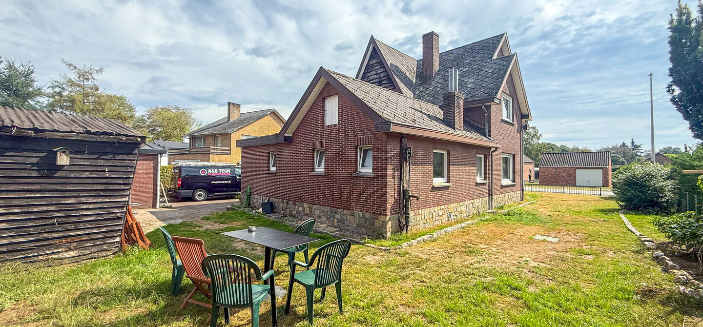 Bij ImmoFusion 7/7 &ldquo;open huis&rdquo; : klik op onze 3D-TOUR.
Ervaar vastgoed alsof je er zelf doorloopt!



Welkom in deze ruime gezinswoning gelegen in de Kerkstraat 10 te Houthalen-Helchteren. Deze woning biedt bijzonder veel leefruimte, een praktische in