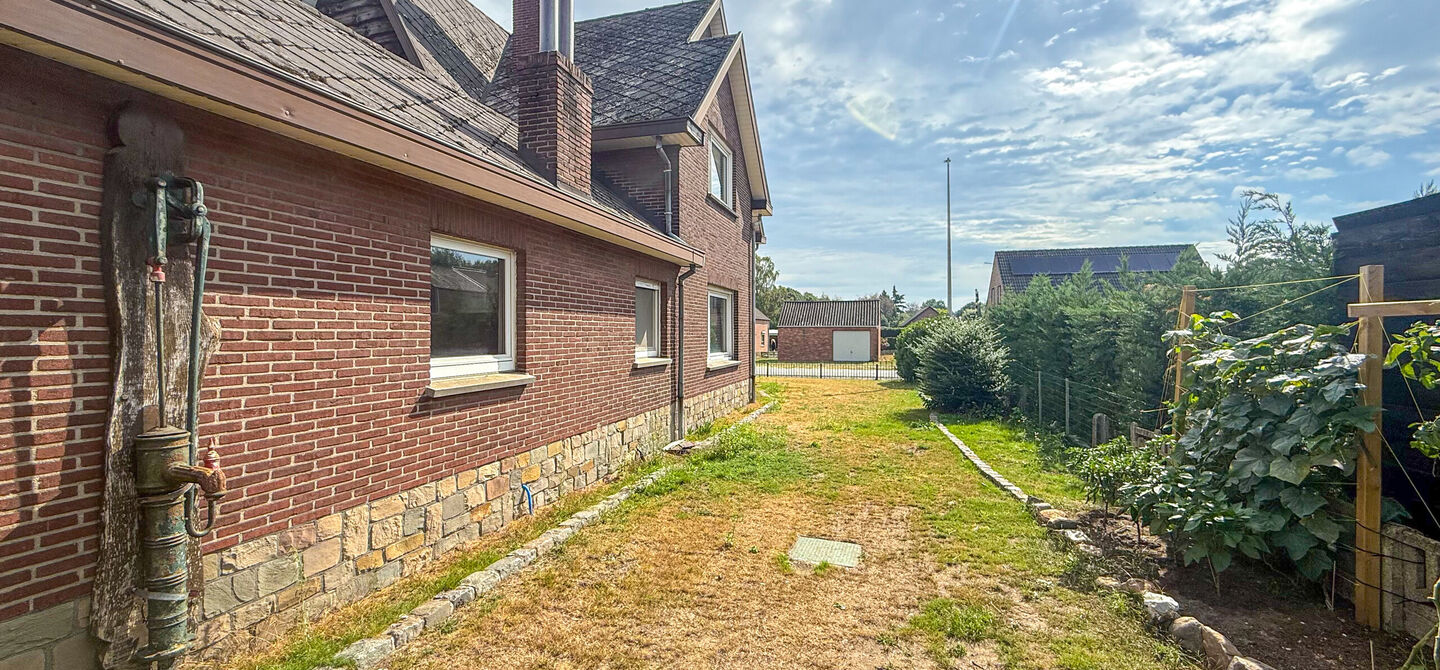 Bij ImmoFusion 7/7 &ldquo;open huis&rdquo; : klik op onze 3D-TOUR.
Ervaar vastgoed alsof je er zelf doorloopt!



Welkom in deze ruime gezinswoning gelegen in de Kerkstraat 10 te Houthalen-Helchteren. Deze woning biedt bijzonder veel leefruimte, een praktische in