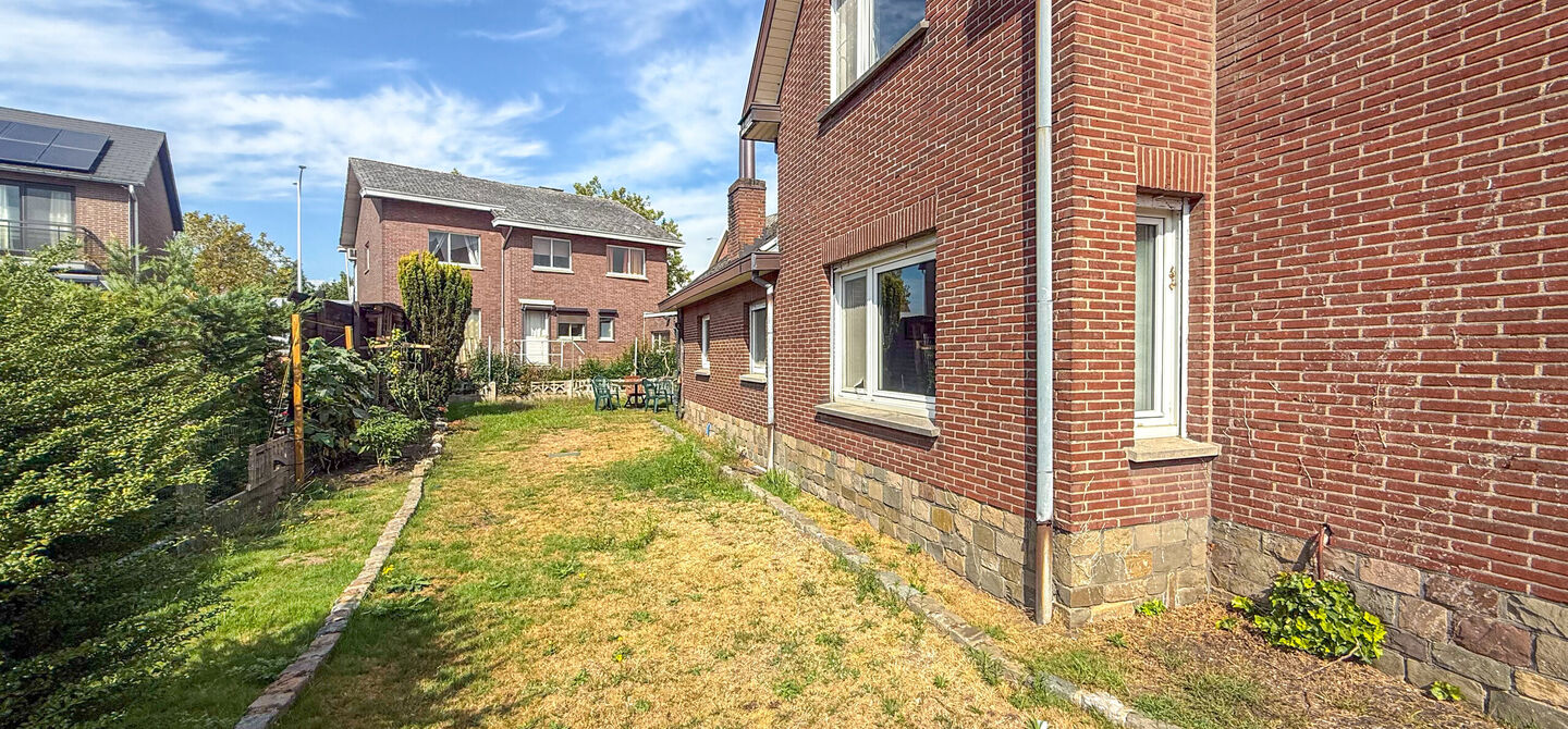 Bij ImmoFusion 7/7 &ldquo;open huis&rdquo; : klik op onze 3D-TOUR.
Ervaar vastgoed alsof je er zelf doorloopt!



Welkom in deze ruime gezinswoning gelegen in de Kerkstraat 10 te Houthalen-Helchteren. Deze woning biedt bijzonder veel leefruimte, een praktische in