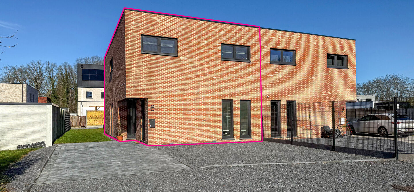 Instapklaar wonen in alle rust, en toch vlakbij het centrum! 

Deze volledig afgewerkte halfopen bebouwing combineert het beste van beide werelden. Gelegen in een straat met enkel bestemmingsverkeer geniet u hier van sereniteit, terwijl scholen en winkels