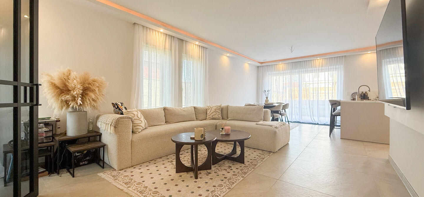Instapklaar wonen in alle rust, en toch vlakbij het centrum! 

Deze volledig afgewerkte halfopen bebouwing combineert het beste van beide werelden. Gelegen in een straat met enkel bestemmingsverkeer geniet u hier van sereniteit, terwijl scholen en winkels