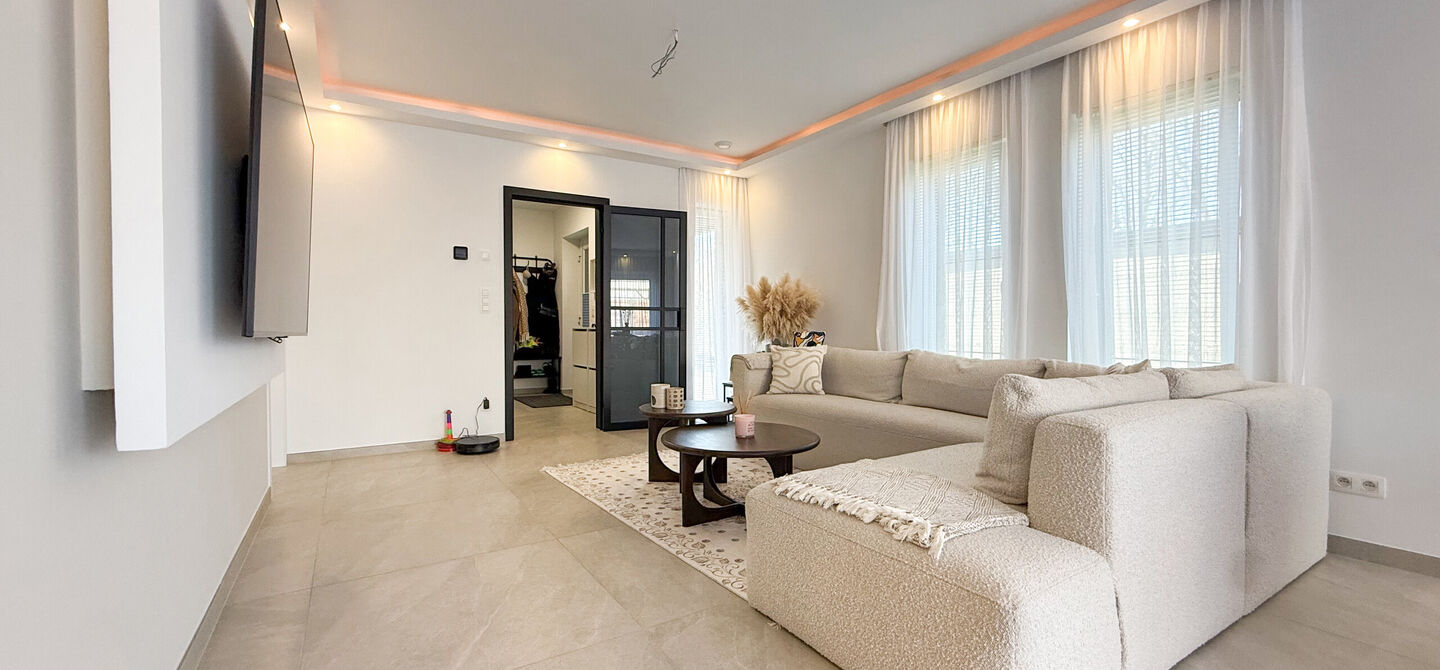 Instapklaar wonen in alle rust, en toch vlakbij het centrum! 

Deze volledig afgewerkte halfopen bebouwing combineert het beste van beide werelden. Gelegen in een straat met enkel bestemmingsverkeer geniet u hier van sereniteit, terwijl scholen en winkels