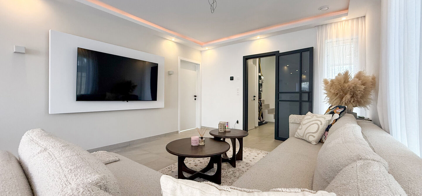 Instapklaar wonen in alle rust, en toch vlakbij het centrum! 

Deze volledig afgewerkte halfopen bebouwing combineert het beste van beide werelden. Gelegen in een straat met enkel bestemmingsverkeer geniet u hier van sereniteit, terwijl scholen en winkels