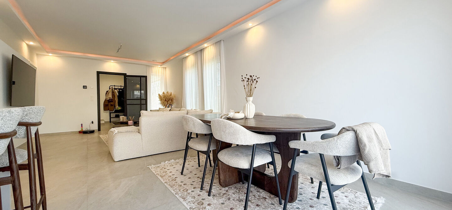 Instapklaar wonen in alle rust, en toch vlakbij het centrum! 

Deze volledig afgewerkte halfopen bebouwing combineert het beste van beide werelden. Gelegen in een straat met enkel bestemmingsverkeer geniet u hier van sereniteit, terwijl scholen en winkels