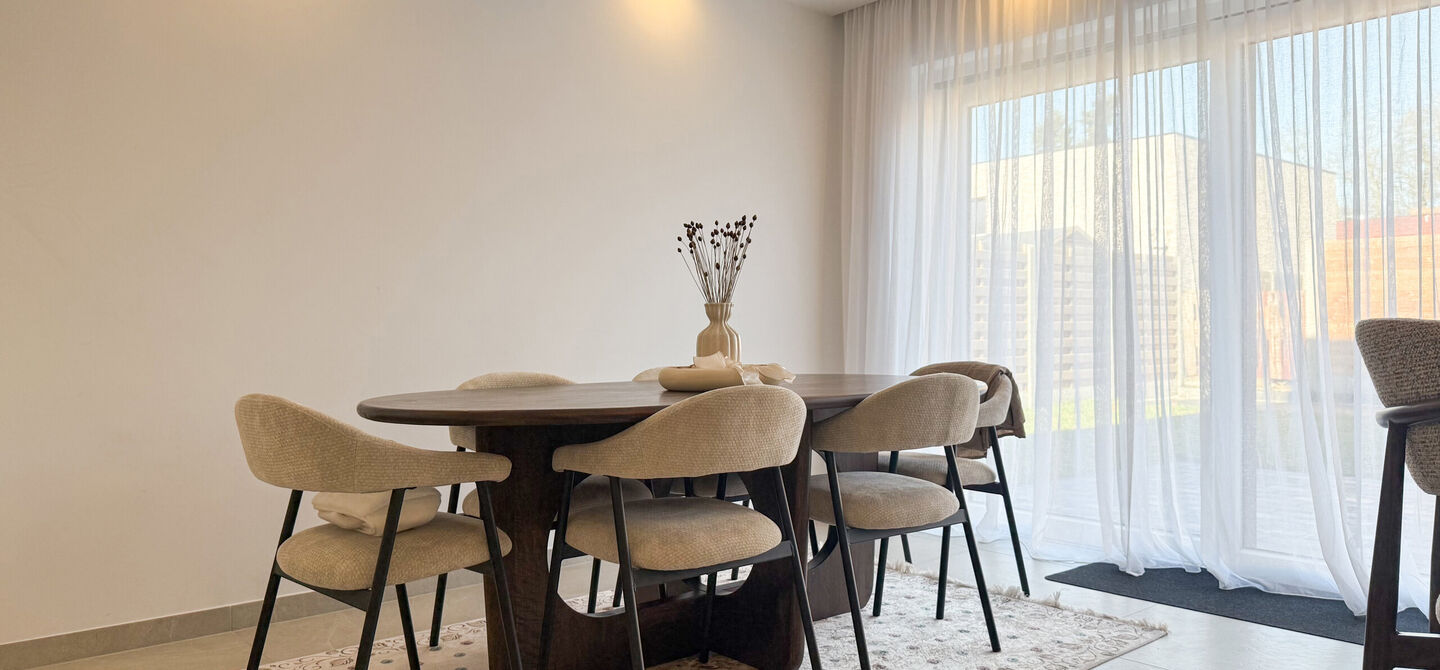 Instapklaar wonen in alle rust, en toch vlakbij het centrum! 

Deze volledig afgewerkte halfopen bebouwing combineert het beste van beide werelden. Gelegen in een straat met enkel bestemmingsverkeer geniet u hier van sereniteit, terwijl scholen en winkels