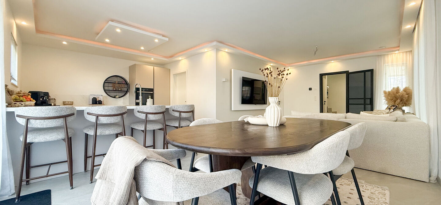 Instapklaar wonen in alle rust, en toch vlakbij het centrum! 

Deze volledig afgewerkte halfopen bebouwing combineert het beste van beide werelden. Gelegen in een straat met enkel bestemmingsverkeer geniet u hier van sereniteit, terwijl scholen en winkels
