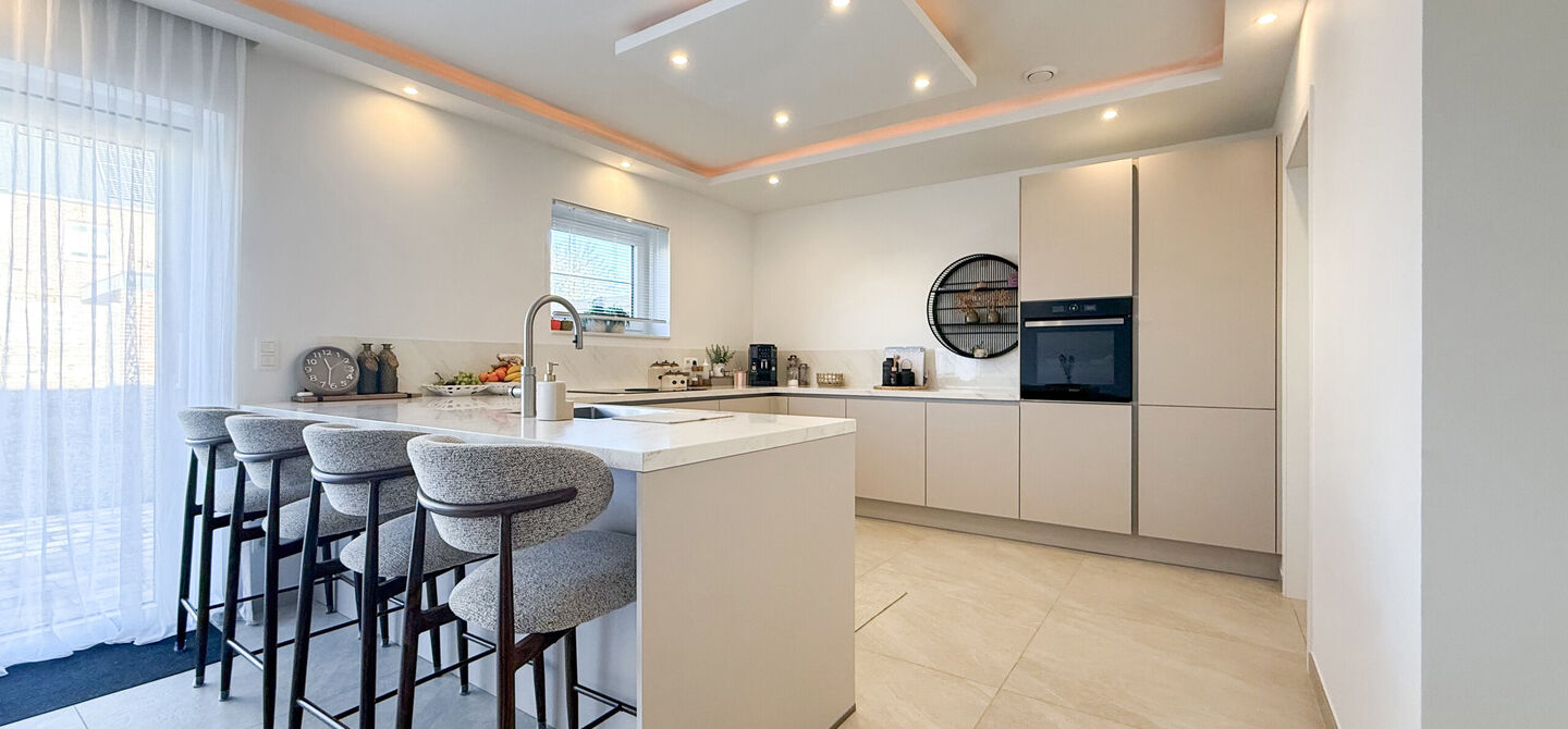 Instapklaar wonen in alle rust, en toch vlakbij het centrum! 

Deze volledig afgewerkte halfopen bebouwing combineert het beste van beide werelden. Gelegen in een straat met enkel bestemmingsverkeer geniet u hier van sereniteit, terwijl scholen en winkels
