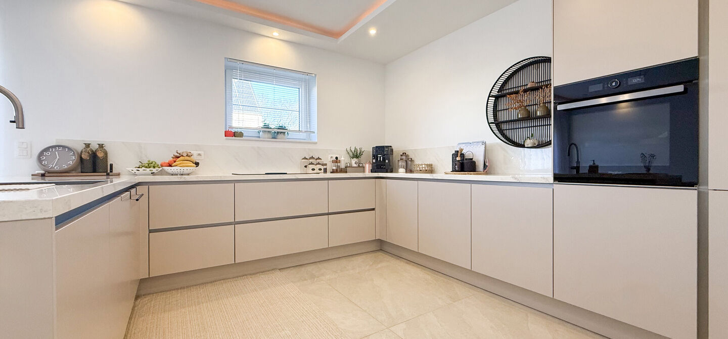 Instapklaar wonen in alle rust, en toch vlakbij het centrum! 

Deze volledig afgewerkte halfopen bebouwing combineert het beste van beide werelden. Gelegen in een straat met enkel bestemmingsverkeer geniet u hier van sereniteit, terwijl scholen en winkels