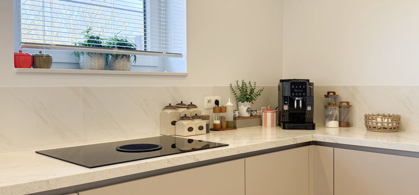 Instapklaar wonen in alle rust, en toch vlakbij het centrum! 

Deze volledig afgewerkte halfopen bebouwing combineert het beste van beide werelden. Gelegen in een straat met enkel bestemmingsverkeer geniet u hier van sereniteit, terwijl scholen en winkels