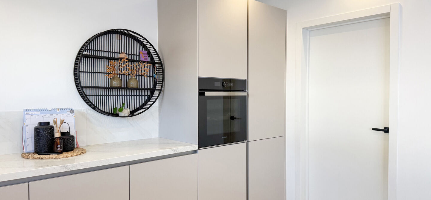 Instapklaar wonen in alle rust, en toch vlakbij het centrum! 

Deze volledig afgewerkte halfopen bebouwing combineert het beste van beide werelden. Gelegen in een straat met enkel bestemmingsverkeer geniet u hier van sereniteit, terwijl scholen en winkels