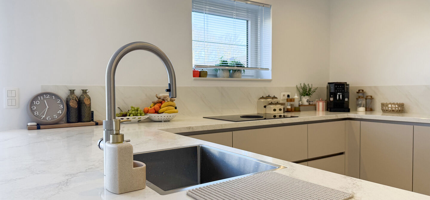 Instapklaar wonen in alle rust, en toch vlakbij het centrum! 

Deze volledig afgewerkte halfopen bebouwing combineert het beste van beide werelden. Gelegen in een straat met enkel bestemmingsverkeer geniet u hier van sereniteit, terwijl scholen en winkels