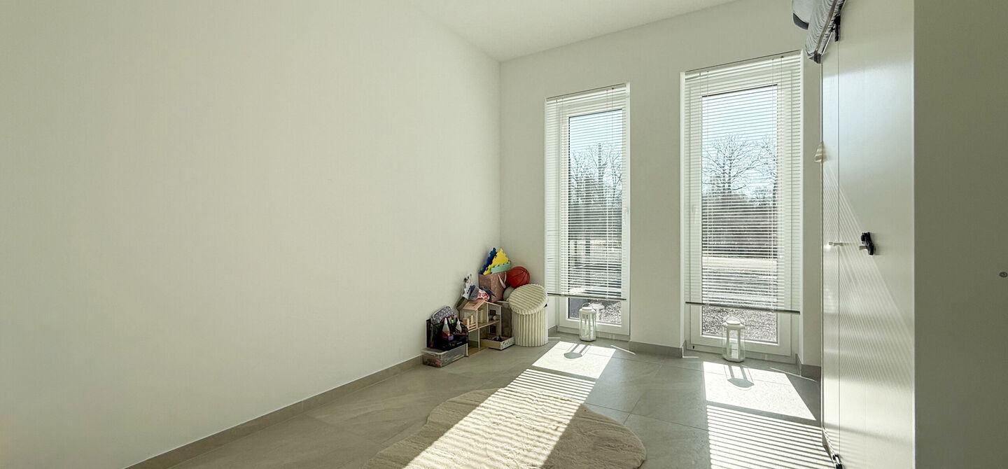 Instapklaar wonen in alle rust, en toch vlakbij het centrum! 

Deze volledig afgewerkte halfopen bebouwing combineert het beste van beide werelden. Gelegen in een straat met enkel bestemmingsverkeer geniet u hier van sereniteit, terwijl scholen en winkels