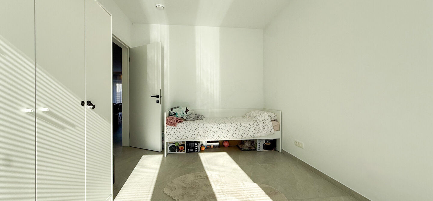 Instapklaar wonen in alle rust, en toch vlakbij het centrum! 

Deze volledig afgewerkte halfopen bebouwing combineert het beste van beide werelden. Gelegen in een straat met enkel bestemmingsverkeer geniet u hier van sereniteit, terwijl scholen en winkels