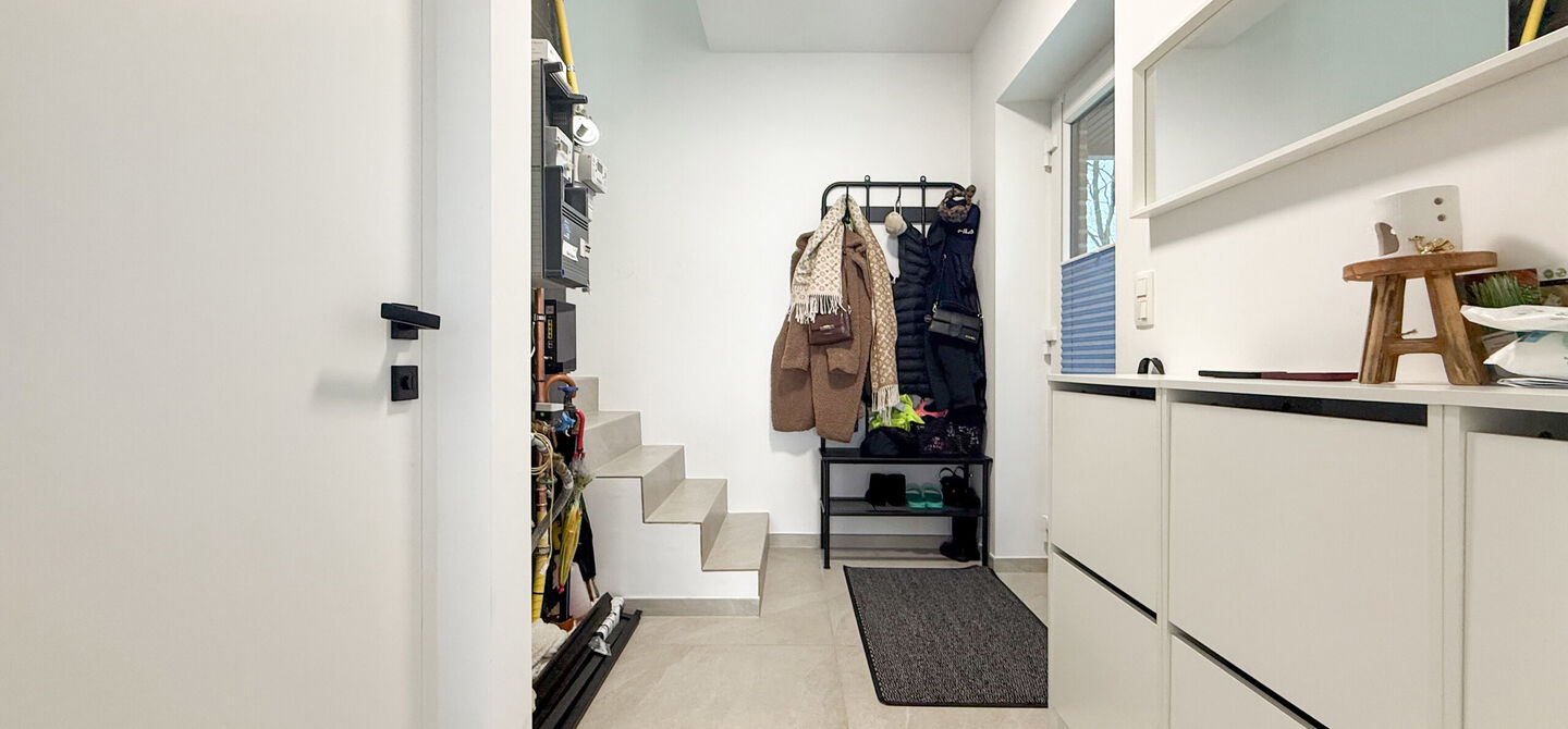 Instapklaar wonen in alle rust, en toch vlakbij het centrum! 

Deze volledig afgewerkte halfopen bebouwing combineert het beste van beide werelden. Gelegen in een straat met enkel bestemmingsverkeer geniet u hier van sereniteit, terwijl scholen en winkels