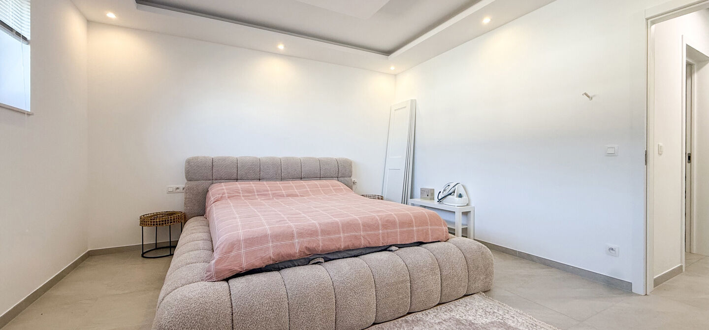 Instapklaar wonen in alle rust, en toch vlakbij het centrum! 

Deze volledig afgewerkte halfopen bebouwing combineert het beste van beide werelden. Gelegen in een straat met enkel bestemmingsverkeer geniet u hier van sereniteit, terwijl scholen en winkels