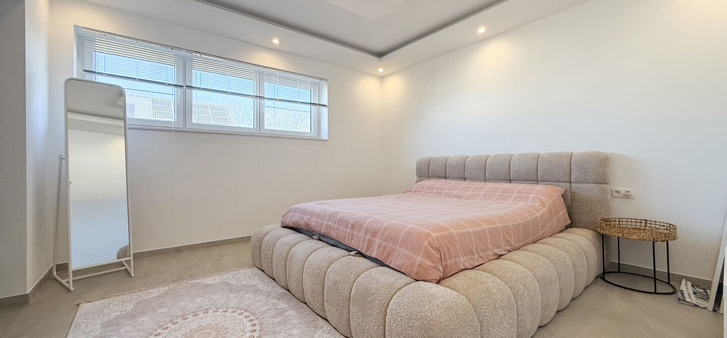 Instapklaar wonen in alle rust, en toch vlakbij het centrum! 

Deze volledig afgewerkte halfopen bebouwing combineert het beste van beide werelden. Gelegen in een straat met enkel bestemmingsverkeer geniet u hier van sereniteit, terwijl scholen en winkels