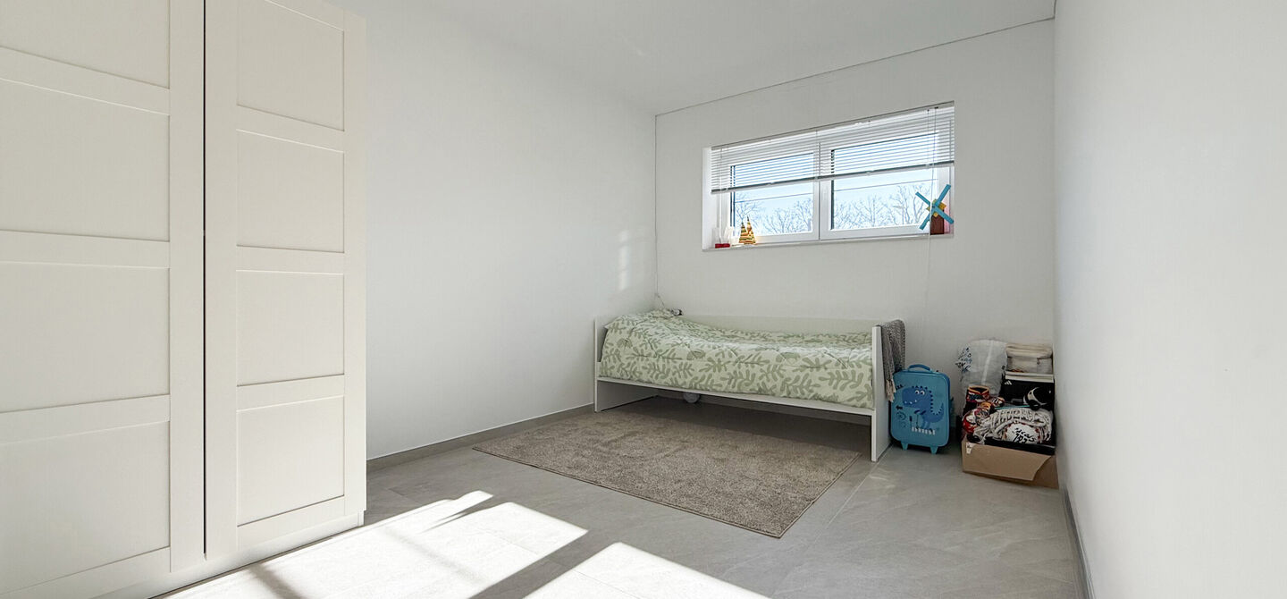 Instapklaar wonen in alle rust, en toch vlakbij het centrum! 

Deze volledig afgewerkte halfopen bebouwing combineert het beste van beide werelden. Gelegen in een straat met enkel bestemmingsverkeer geniet u hier van sereniteit, terwijl scholen en winkels