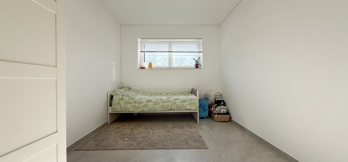 Instapklaar wonen in alle rust, en toch vlakbij het centrum! 

Deze volledig afgewerkte halfopen bebouwing combineert het beste van beide werelden. Gelegen in een straat met enkel bestemmingsverkeer geniet u hier van sereniteit, terwijl scholen en winkels