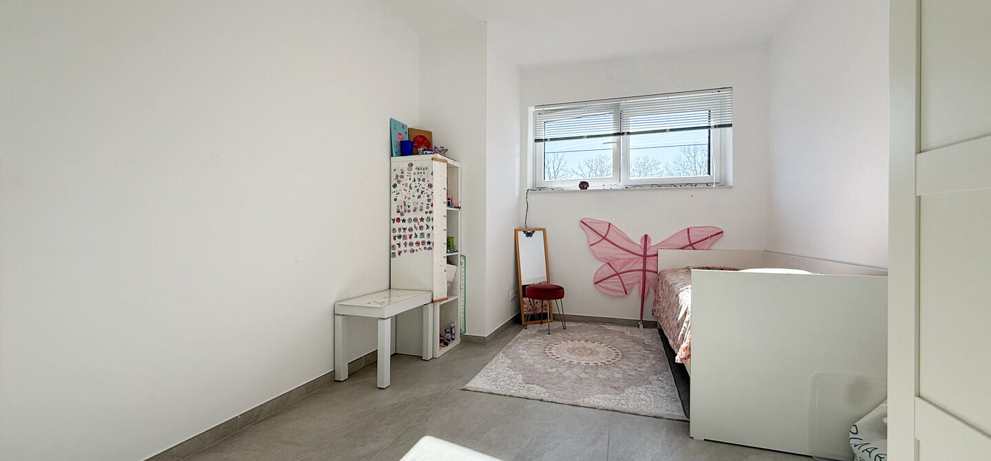 Instapklaar wonen in alle rust, en toch vlakbij het centrum! 

Deze volledig afgewerkte halfopen bebouwing combineert het beste van beide werelden. Gelegen in een straat met enkel bestemmingsverkeer geniet u hier van sereniteit, terwijl scholen en winkels