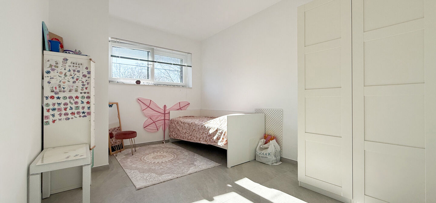 Instapklaar wonen in alle rust, en toch vlakbij het centrum! 

Deze volledig afgewerkte halfopen bebouwing combineert het beste van beide werelden. Gelegen in een straat met enkel bestemmingsverkeer geniet u hier van sereniteit, terwijl scholen en winkels